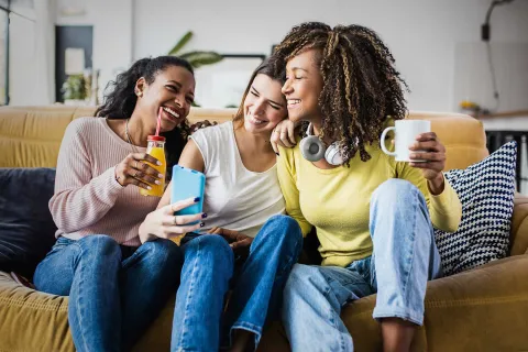 وابستگی بیمارگونه به دیگران در خوابگاه دخترانه در تهران