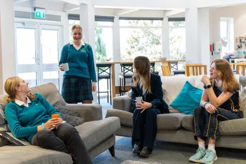 اقامت کوتاه مدت در پانسیون دخترانه