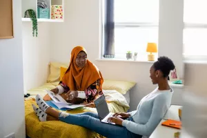 تفاوت نقد سازنده با ایراد گیری مغرضانه در اقامتگاه دخترانه